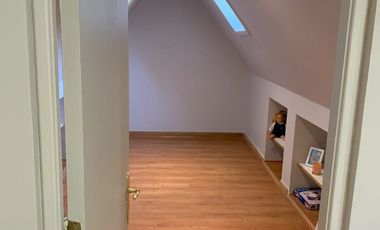 VENTA CASA ESTILO INGLÉS FRENTE AL SANTIAGO COLLEGE, LOS TRAPENSES, 6D +4B + SALA DE ESTAR + TERRAZA + LOGIA