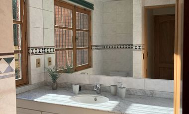 VENTA CASA ESTILO INGLÉS FRENTE AL SANTIAGO COLLEGE, LOS TRAPENSES, 6D +4B + SALA DE ESTAR + TERRAZA + LOGIA