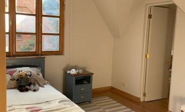 VENTA CASA ESTILO INGLÉS FRENTE AL SANTIAGO COLLEGE, LOS TRAPENSES, 6D +4B + SALA DE ESTAR + TERRAZA + LOGIA