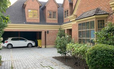 VENTA CASA ESTILO INGLÉS FRENTE AL SANTIAGO COLLEGE, LOS TRAPENSES, 6D +4B + SALA DE ESTAR + TERRAZA + LOGIA
