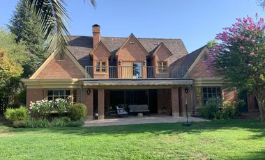 VENTA CASA ESTILO INGLÉS FRENTE AL SANTIAGO COLLEGE, LOS TRAPENSES, 6D +4B + SALA DE ESTAR + TERRAZA + LOGIA