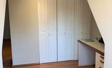 VENTA CASA ESTILO INGLÉS FRENTE AL SANTIAGO COLLEGE, LOS TRAPENSES, 6D +4B + SALA DE ESTAR + TERRAZA + LOGIA