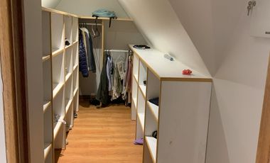 VENTA CASA ESTILO INGLÉS FRENTE AL SANTIAGO COLLEGE, LOS TRAPENSES, 6D +4B + SALA DE ESTAR + TERRAZA + LOGIA