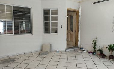 Amplia y funcional casa en renta de 2 niveles.