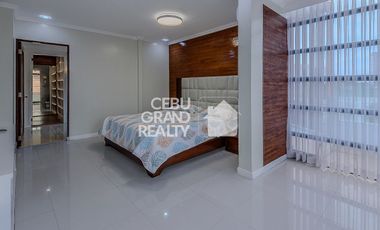 Luxury House with Swimming Pool for Sale in Brookfield Subdivision