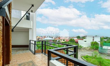 Luxury House with Swimming Pool for Sale in Brookfield Subdivision