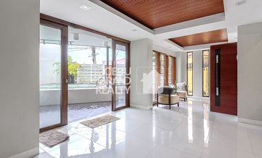 Luxury House with Swimming Pool for Sale in Brookfield Subdivision