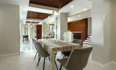 Luxury House with Swimming Pool for Sale in Brookfield Subdivision