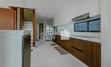 Luxury House with Swimming Pool for Sale in Brookfield Subdivision