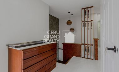 Luxury House with Swimming Pool for Sale in Brookfield Subdivision