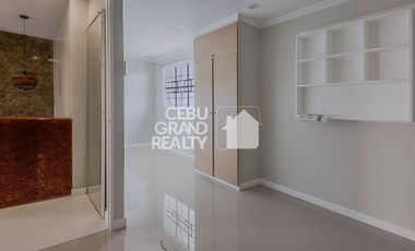 Luxury House with Swimming Pool for Sale in Brookfield Subdivision