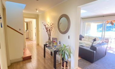 ARRIENDO CASA PROVENZAL PIEDRA ROJA CHICUREO, 4D + 3B + PISCINA + TERRAZA + QUINCHO + SERVICIOS. A PASOS COLEGIO SAN JOSE