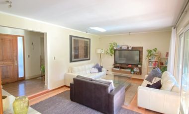 ARRIENDO CASA PROVENZAL PIEDRA ROJA CHICUREO, 4D + 3B + PISCINA + TERRAZA + QUINCHO + SERVICIOS. A PASOS COLEGIO SAN JOSE