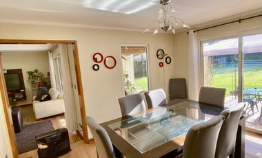 ARRIENDO CASA PROVENZAL PIEDRA ROJA CHICUREO, 4D + 3B + PISCINA + TERRAZA + QUINCHO + SERVICIOS. A PASOS COLEGIO SAN JOSE