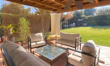 ARRIENDO CASA PROVENZAL PIEDRA ROJA CHICUREO, 4D + 3B + PISCINA + TERRAZA + QUINCHO + SERVICIOS. A PASOS COLEGIO SAN JOSE