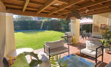 ARRIENDO CASA PROVENZAL PIEDRA ROJA CHICUREO, 4D + 3B + PISCINA + TERRAZA + QUINCHO + SERVICIOS. A PASOS COLEGIO SAN JOSE