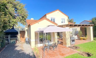 ARRIENDO CASA PROVENZAL PIEDRA ROJA CHICUREO, 4D + 3B + PISCINA + TERRAZA + QUINCHO + SERVICIOS. A PASOS COLEGIO SAN JOSE