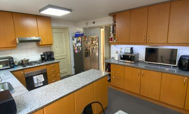 ARRIENDO CASA PROVENZAL PIEDRA ROJA CHICUREO, 4D + 3B + PISCINA + TERRAZA + QUINCHO + SERVICIOS. A PASOS COLEGIO SAN JOSE