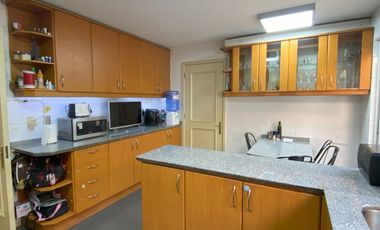 ARRIENDO CASA PROVENZAL PIEDRA ROJA CHICUREO, 4D + 3B + PISCINA + TERRAZA + QUINCHO + SERVICIOS. A PASOS COLEGIO SAN JOSE