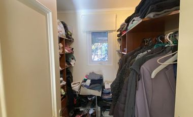 ARRIENDO CASA PROVENZAL PIEDRA ROJA CHICUREO, 4D + 3B + PISCINA + TERRAZA + QUINCHO + SERVICIOS. A PASOS COLEGIO SAN JOSE