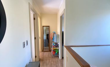 ARRIENDO CASA PROVENZAL PIEDRA ROJA CHICUREO, 4D + 3B + PISCINA + TERRAZA + QUINCHO + SERVICIOS. A PASOS COLEGIO SAN JOSE