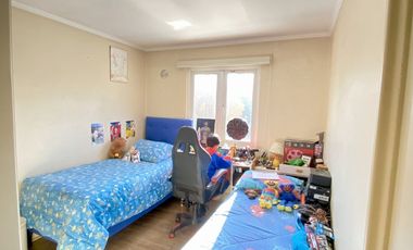 ARRIENDO CASA PROVENZAL PIEDRA ROJA CHICUREO, 4D + 3B + PISCINA + TERRAZA + QUINCHO + SERVICIOS. A PASOS COLEGIO SAN JOSE