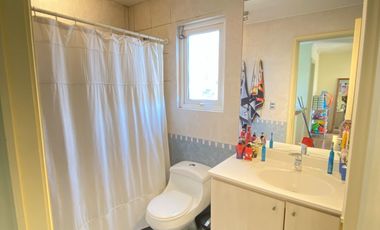 ARRIENDO CASA PROVENZAL PIEDRA ROJA CHICUREO, 4D + 3B + PISCINA + TERRAZA + QUINCHO + SERVICIOS. A PASOS COLEGIO SAN JOSE