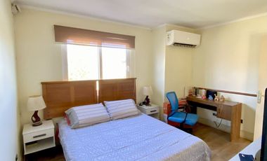 ARRIENDO CASA PROVENZAL PIEDRA ROJA CHICUREO, 4D + 3B + PISCINA + TERRAZA + QUINCHO + SERVICIOS. A PASOS COLEGIO SAN JOSE