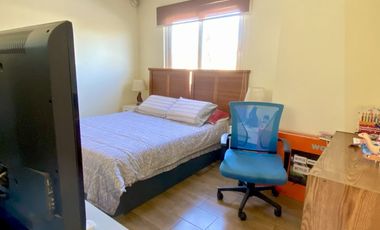 ARRIENDO CASA PROVENZAL PIEDRA ROJA CHICUREO, 4D + 3B + PISCINA + TERRAZA + QUINCHO + SERVICIOS. A PASOS COLEGIO SAN JOSE