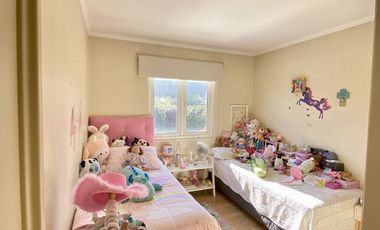 ARRIENDO CASA PROVENZAL PIEDRA ROJA CHICUREO, 4D + 3B + PISCINA + TERRAZA + QUINCHO + SERVICIOS. A PASOS COLEGIO SAN JOSE