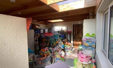 ARRIENDO CASA PROVENZAL PIEDRA ROJA CHICUREO, 4D + 3B + PISCINA + TERRAZA + QUINCHO + SERVICIOS. A PASOS COLEGIO SAN JOSE