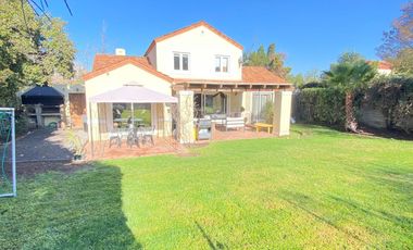 ARRIENDO CASA PROVENZAL PIEDRA ROJA CHICUREO, 4D + 3B + PISCINA + TERRAZA + QUINCHO + SERVICIOS. A PASOS COLEGIO SAN JOSE