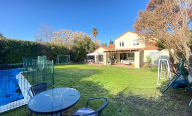 ARRIENDO CASA PROVENZAL PIEDRA ROJA CHICUREO, 4D + 3B + PISCINA + TERRAZA + QUINCHO + SERVICIOS. A PASOS COLEGIO SAN JOSE