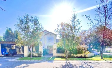 ARRIENDO CASA PROVENZAL PIEDRA ROJA CHICUREO, 4D + 3B + PISCINA + TERRAZA + QUINCHO + SERVICIOS. A PASOS COLEGIO SAN JOSE