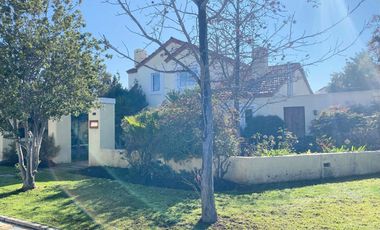 ARRIENDO CASA PROVENZAL PIEDRA ROJA CHICUREO, 4D + 3B + PISCINA + TERRAZA + QUINCHO + SERVICIOS. A PASOS COLEGIO SAN JOSE