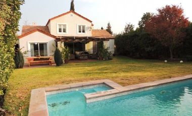 ARRIENDO CASA PROVENZAL PIEDRA ROJA CHICUREO, 4D + 3B + PISCINA + TERRAZA + QUINCHO + SERVICIOS. A PASOS COLEGIO SAN JOSE