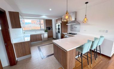 AMPLIO DEPARTAMENTO, GRAN TERRAZA PRIVADA, SECTOR AV. SOLANO - CUENCA