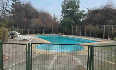 🏡 ¡Se vende espectacular parcela en Lampa!
Disfruta de la tranquilidad y comodidad en un entorno natural 🌳

✨ 5.000 m² de terreno en  condominio cerrado con seguridad 24/7.  5D 4B ,piscina,  Quincho