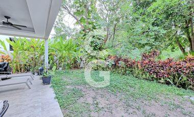 Casa en venta en Cancún en Residencial Lagos del sol con Alberca y Jardín