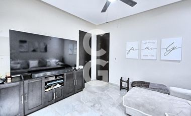 Casa en venta en Cancún en Residencial Lagos del sol con Alberca y Jardín