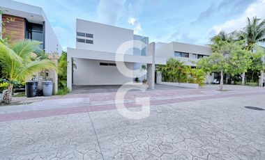 Casa en venta en Cancún en Residencial Lagos del sol con Alberca y Jardín