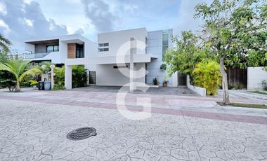 Casa en venta en Cancún en Residencial Lagos del sol con Alberca y Jardín