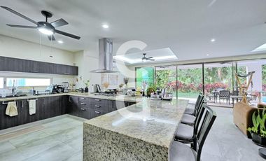 Casa en venta en Cancún en Residencial Lagos del sol con Alberca y Jardín