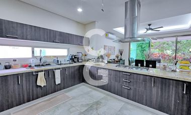 Casa en venta en Cancún en Residencial Lagos del sol con Alberca y Jardín