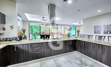 Casa en venta en Cancún en Residencial Lagos del sol con Alberca y Jardín