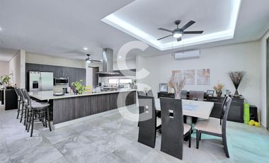 Casa en venta en Cancún en Residencial Lagos del sol con Alberca y Jardín