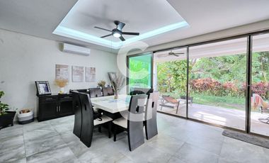 Casa en venta en Cancún en Residencial Lagos del sol con Alberca y Jardín