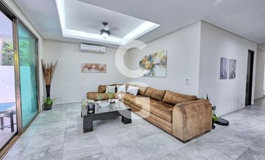 Casa en venta en Cancún en Residencial Lagos del sol con Alberca y Jardín