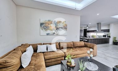 Casa en venta en Cancún en Residencial Lagos del sol con Alberca y Jardín