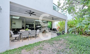 Casa en venta en Cancún en Residencial Lagos del sol con Alberca y Jardín